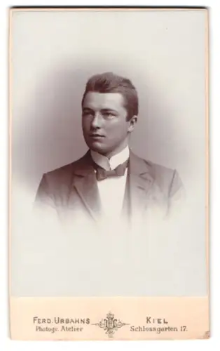 Fotografie Ferd. Urbahns, Kiel, Schlossgarten 17, Portrait des Studenten Franz Heiseler, 1900