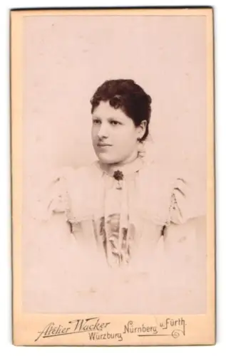 Fotografie Atelier Wacker, Würzburg, Weingartenstrasse 39, Porträt einer Frau in elegantem Kleid