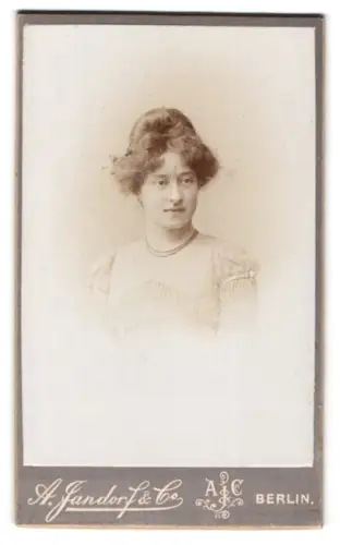 Fotografie A. Jandorf & Co., Berlin, Belle-Alliance-Str. 1-2, Portrait einer jungen Frau, Berlin 1901