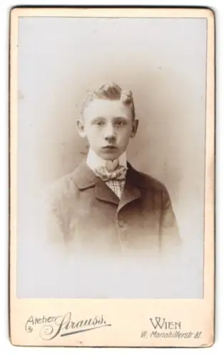 Fotografie Atelier Strauss, Wien, Mariahilferstr. 81, Porträt des jungen Mannes Karl Schneider, 1903