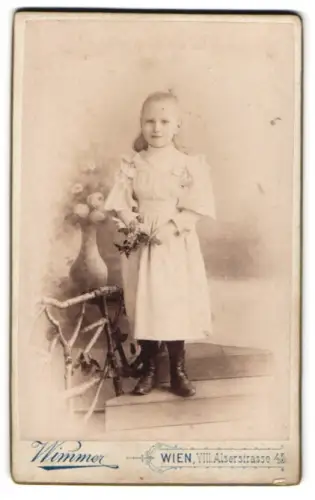 Fotografie Wimmer, Wien, Alserstrasse 43, Mädchen mit Blumenstrauss