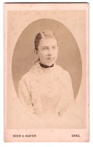 Fotografie Beer & Mayer, Graz, Beethovenstrasse 21, Portrait der Frau Marianne Robiczek, 1879