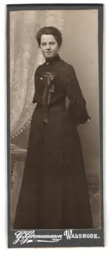 Fotografie G. Grönemann, Walsrode, Portrait der Frau Magda