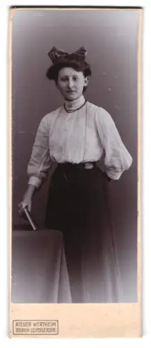 Fotografie Atelier Wertheim, Berlin, Leipzigerstr., Portrait der Frau Anna Huckfeldt, Berlin 1902