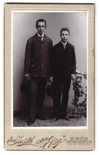 Fotografie Josef Justh, Wien, Schönbrunnerstrasse 270, Portrait der Jungen Rudolf und Fritz bei der Firmung