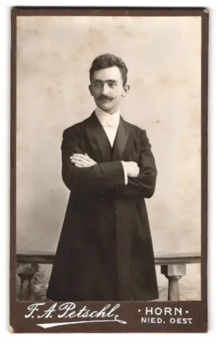 Fotografie F. A. Petschl, Horn /Nied. Oest., Wienerstrasse 191, Porträt des Herrn Oskar