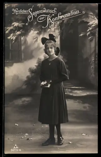AK Mädchen im schwarzen Kleid und mit Bibel, Konfirmationsgruss