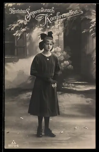 AK Mädchen im dunklen Kleid und mit Buch, Konfirmationsgruss