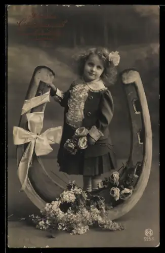 AK Mädchen mit riesigem Hufeisen und Rosen