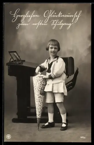 Foto-AK NPG Nr. 405 /5: Kind mit Schultüte am Pult, Glückwunsch zum Schulanfang