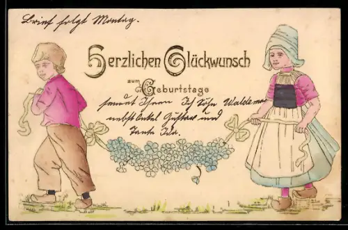 Präge-AK Zwei Kinder tragen eine Girlande aus Blumen, Geburtstag