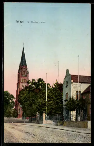 Goldfenster-AK Röbel, Strassenpartie mit St. Marienkirche und Kolonialwarengeschäft mit leuchtenden Fenstern