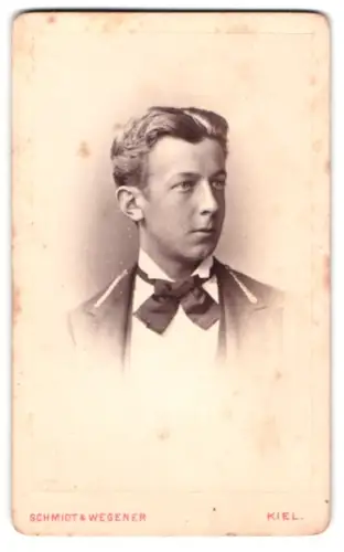 Fotografie Schmidt & Wegener, Kiel, Dänische Strasse 35, Porträt eines jungen Mannes
