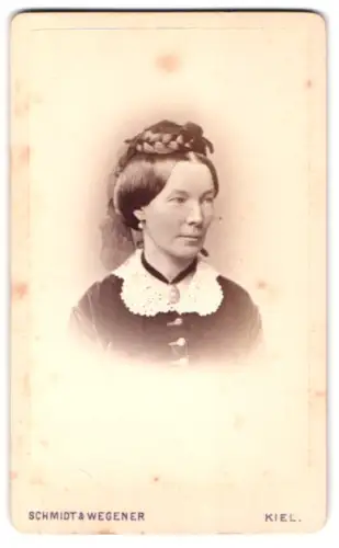Fotografie Schmidt & Wegener, Kiel, Dänische Strasse 35, Porträt einer Frau mit geflochtenem Haar