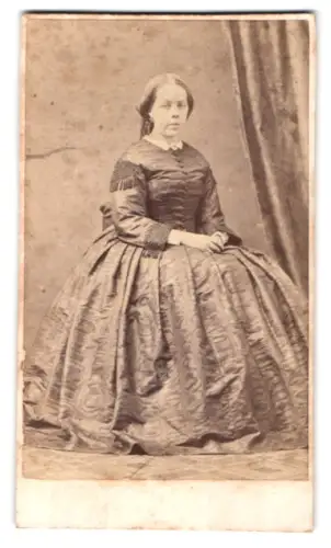 Fotografie Caroline von Knorring, Stockholm, Regeringsgatan 259, Elegante Dame im modischen Kleid