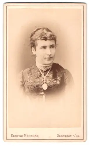 Fotografie Edmund Behncke, Schwerin, Wismarsche Strasse 26, Porträt einer Dame