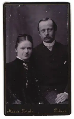 Fotografie Herm. Linde, Lübeck, Johannis-Str. 31, Paarporträt in zeitloser Eleganz