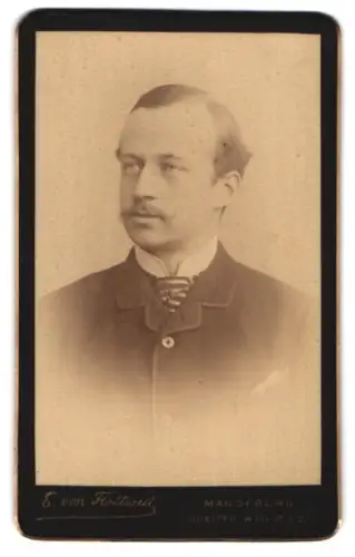 Fotografie E. von Flottwell, Magdeburg, Breiter Weg 21 & 22, Porträt eines Herrn im Anzug