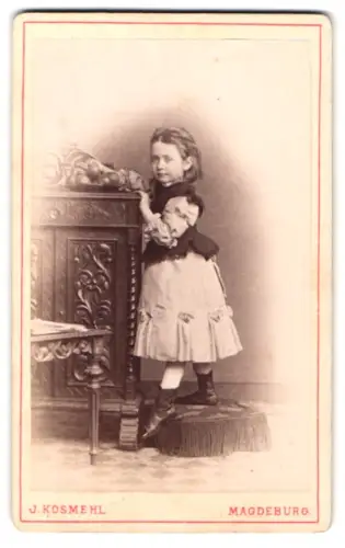 Fotografie J. Kosmehl, Magdeburg, Stephanstrasse 36, Mädchen an einem Schrank