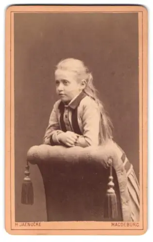 Fotografie H. Jaenücke, Magdeburg, Kaiserstrasse 94, Mädchen im Profil auf Sessel gelehnt