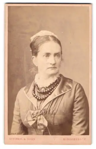 Fotografie Gottheil & Sohn, Königsberg, Münzstrasse 6, Porträt einer Frau mit Perlenschmuck