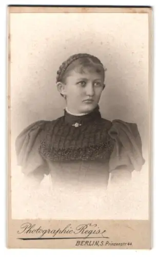 Fotografie Photographie Regis, Berlin, Prinzenstr. 44, Porträt einer jungen Frau