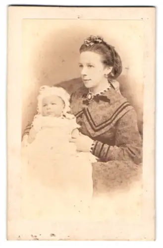 Fotografie A. H. Oetling, Celle, Hinter Brauhaus, Mutter mit Baby auf dem Schoss
