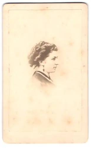 Fotografie C. Hiltmann, Celle, hinterm Brauhause, Profil einer Frau
