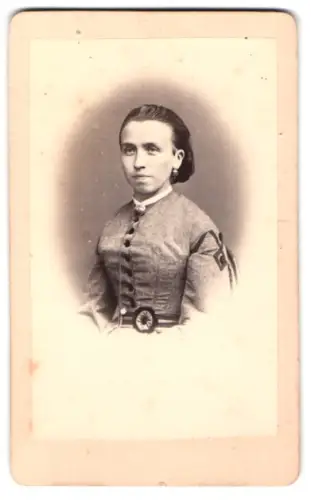 Fotografie A. H. Oetling, Celle, Hinter Brauhaus, Porträt einer Dame