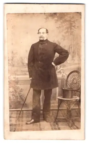 Fotografie unbekannter Fotograf und Ort, Eleganter Herr mit Gehstock