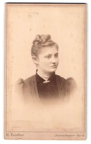 Fotografie H. Zeidler, Berlin, Jerusalemer-Str. 6, Porträt einer Frau