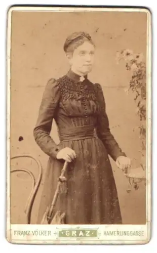 Fotografie Franz Völker, Graz, Hamerlinggasse 6-8, Dame mit elegantem Kleid und Regenschirm
