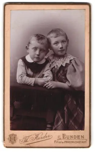Fotografie Theodor Harder, Lunden, Zwei Kinder im Studio