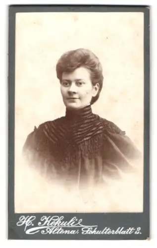 Fotografie H. Hekuli, Altona, Schulterblatt 2, Porträt einer jungen Frau