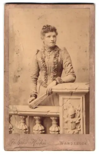 Fotografie Julius Hahn, Wandsbeck, Schloss Strasse 44, Porträt einer Dame an Balustrade