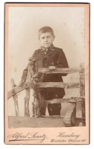 Fotografie Alfred Lewitz, Hamburg, Wandsbeker Chaussee 280, Porträt eines Jungen an einem Holzzaun