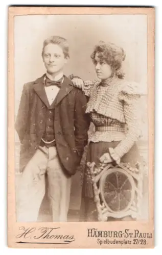Fotografie H. Thomas, Hamburg-St. Pauli, Spielbudenplatz 27/28, Junge Menschen in zeitgenössischer Kleidung