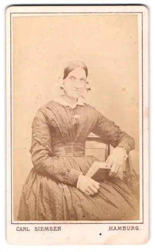 Fotografie Carl Siemsen, Hamburg, Steindamm 157, Dame mit Buch