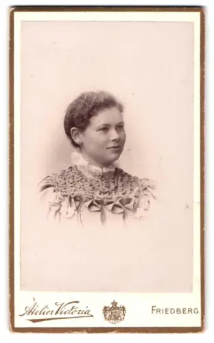 Fotografie Atelier Victoria, Friedberg, Metzgergasse 11, Porträt einer jungen Frau