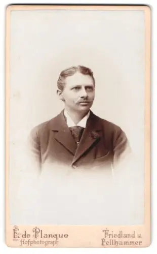 Fotografie E. de Planque, Friedland, Eleganter Herr mit Schnurrbart