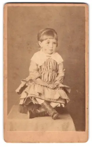 Fotografie J. Otten, Achim, Kind in eleganter Kleidung