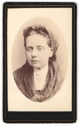 Fotografie unbekannter Fotograf und Ort, Dame mit Haube