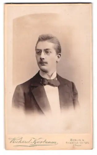 Fotografie Richard Kasbaum, Berlin, Friedrich-Str. 125, Porträt eines eleganten Herrn