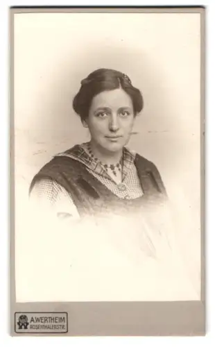 Fotografie A. Wertheim, Berlin, Rosenthaler Strasse, Porträt einer Frau