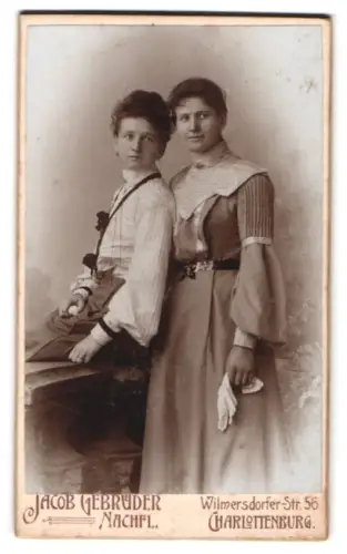 Fotografie Jacob Gebrüder Nachfl., Charlottenburg, Wilmersdorfer Strasse 56, Zwei Damen in eleganter Kleidung