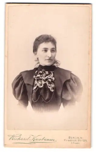 Fotografie Richard Kasbaum, Berlin, Friedrich-Str. 125, Porträt einer Frau mit elegantem Kleid