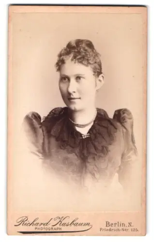 Fotografie Richard Kasbaum, Berlin, Friedrich-Str. 125, Porträt einer Frau mit Perlenschmuck