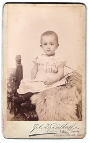 Fotografie Jul. Kricheldorff, Berlin, Karlstr. 26, Kind auf Fell