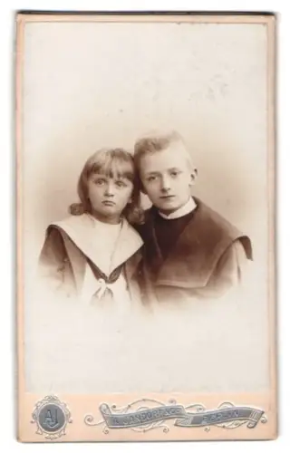 Fotografie A. Jandorf & Co., Berlin, Belle-Alliance-Str. 1, Porträt zweier Kinder in Matrosenanzügen