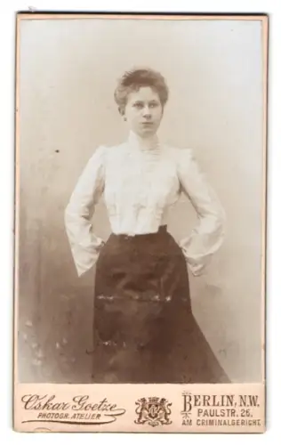 Fotografie Oskar Goetze, Berlin, Paulstr. 26, Porträt einer Frau